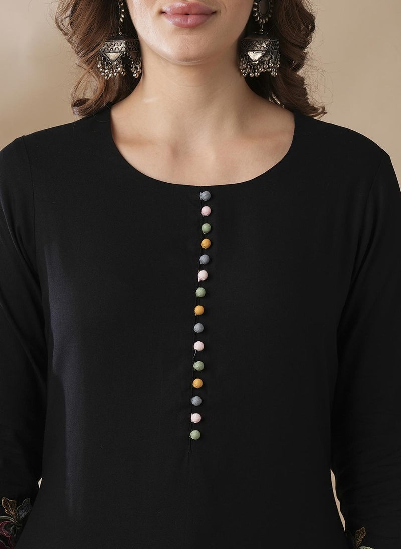 جلو باص جلوبس كورتا نسائي أسود ووردي مع بنطلون - Image 5